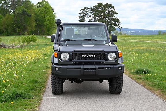 Land Cruiser GRJ79 Double Cab mit Nestle Umbau von Toyota- und Offroad-Nestle in Dornstetten Land Cruiser GRJ79 Double Cab, Ansicht von Vorne