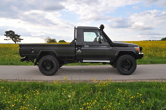 Land Cruiser J79 Single Cab mit nestle Umbau von Toyota- und Offroad-Nestle in Dornstetten Land Cruiser J79 Single Cab, Ansicht Seite Rechts