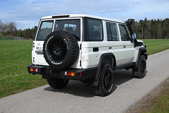 Land Cruiser GRJ76 mit nestle Umbau von Toyota- und Offroad-Nestle in Dornstetten Land Cruiser GRJ76, Ansicht von hinten nach Rechts