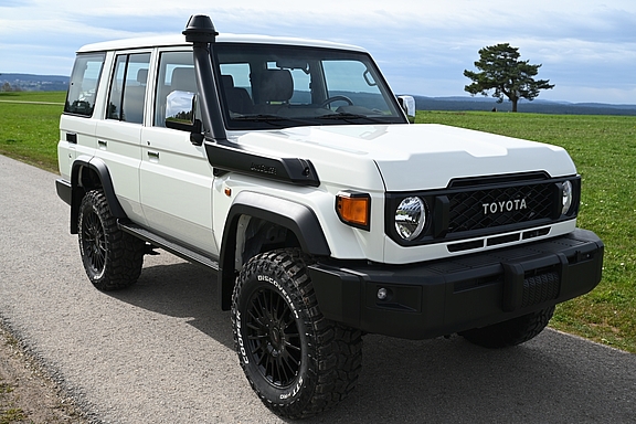 Land Cruiser GRJ76 mit nestle Umbau von Toyota- und Offroad-Nestle in Dornstetten Land Cruiser GRJ76, Ansicht schräg vorne Rechts