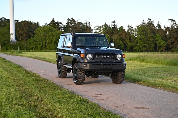 Land Cruiser GRJ76 mit nestle Umbau von Toyota- und Offroad-Nestle in Dornstetten Land Cruiser GRJ76, Ansicht schräg vorne Links