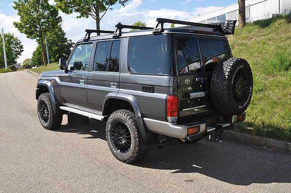 Land Cruiser J76 - mit nestle-Umbau Land Cruiser J76 mit nestle-Umbau - Ansicht von Hinten schräg Links