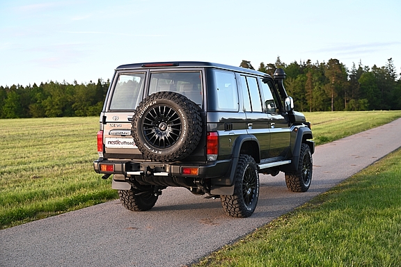Land Cruiser GRJ76 mit nestle Umbau von Toyota- und Offroad-Nestle in Dornstetten Land Cruiser GRJ76, Ansicht schräg hinten Links