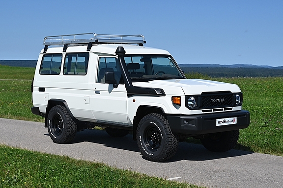 Land Cruiser GRJ78 mit nestle Umbau von Toyota- und Offroad-Nestle in Dornstetten Land Cruiser GRJ78, Ansicht von schräg seitlich Rechts