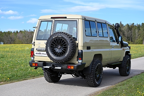 Land Cruiser GRJ78 mit nestle Umbau von Toyota- und Offroad-Nestle in Dornstetten Land Cruiser GRJ78, Ansicht von schräg hinten Links