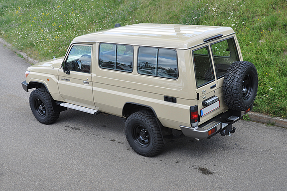 Land Cruiser J78 mit nestle-Umbau - mit Schnorchel Land Cruiser J78, Ansicht schräg seitlich Links
