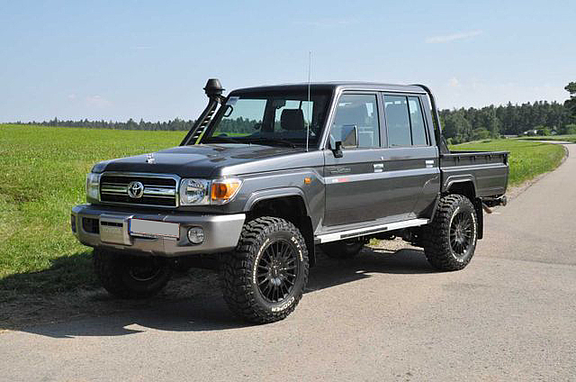 Land Cruiser J79 Double Cab mit nestle-Umbau mit Schnorchel Land Cruiser J79 Double Cab mit Schnorchel, von Vorne Rechts