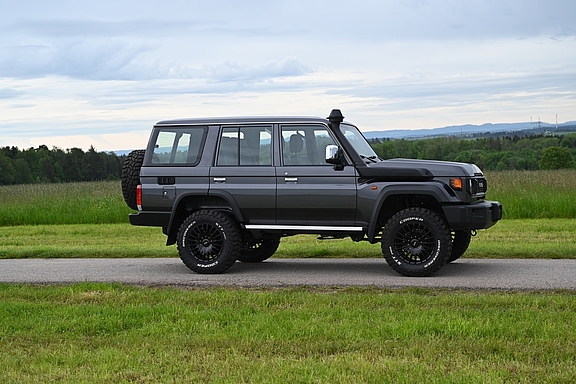Land Cruiser GRJ76 mit nestle Umbau von Toyota- und Offroad-Nestle in Dornstetten Land Cruiser GRJ76, Ansicht seitlich Rechts