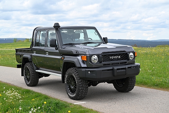 Land Cruiser GRJ79 Double Cab mit Nestle Umbau von Toyota- und Offroad-Nestle in Dornstetten Land Cruiser GRJ79 Double Cab, Ansicht von Vorne Links