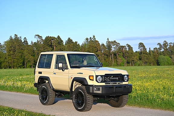 Land Cruiser J71, Ansicht schräg vorne Rechts Land Cruiser J71, Ansicht schräg vorne Rechts