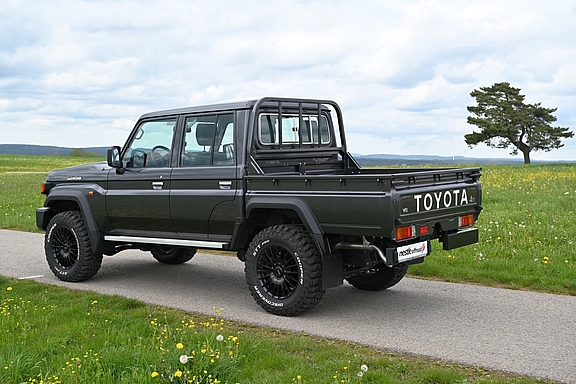 Land Cruiser GRJ79 Double Cab mit Nestle Umbau von Toyota- und Offroad-Nestle in Dornstetten Land Cruiser GRJ79 Double Cab, Ansicht von schräg Hinten Links