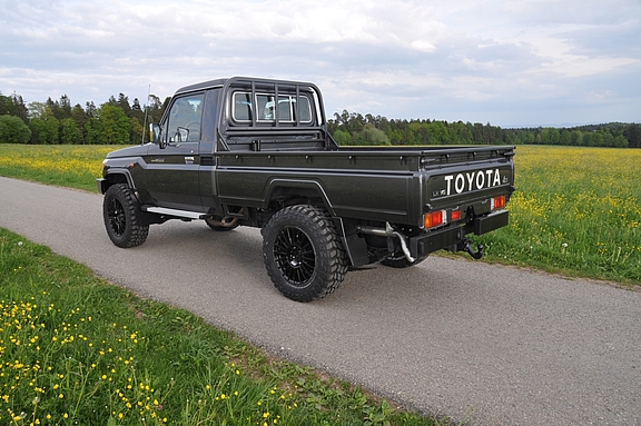 Land Cruiser J79 Single Cab mit nestle Umbau von Toyota- und Offroad-Nestle in Dornstetten Land Cruiser J79 Single Cab, Ansicht von schräg Hinten Links