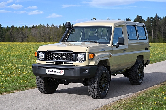 Land Cruiser GRJ78 mit nestle Umbau von Toyota- und Offroad-Nestle in Dornstetten Land Cruiser GRJ78, Ansicht von schräg Vorne Links