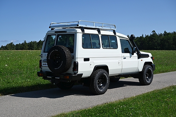 Land Cruiser GRJ78 mit nestle Umbau von Toyota- und Offroad-Nestle in Dornstetten Land Cruiser GRJ78, Ansicht von schräg hinten Rechts