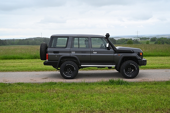 Land Cruiser GRJ76 mit nestle Umbau von Toyota- und Offroad-Nestle in Dornstetten Land Cruiser GRJ76, Ansicht seitlich Links
