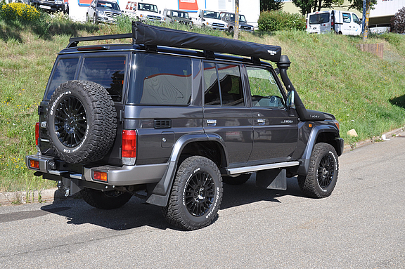 Land Cruiser J76 mit nestle-Umbau - mit Schnorchel Land Cruiser J76 Ansicht von schräg Hinten Rechts