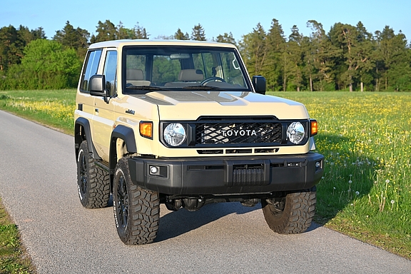 Land Cruiser J71 mit nestle Umbau von Toyota- und Offroad-Nestle in Dornstetten Land Cruiser J71, Ansicht schräg vorne
