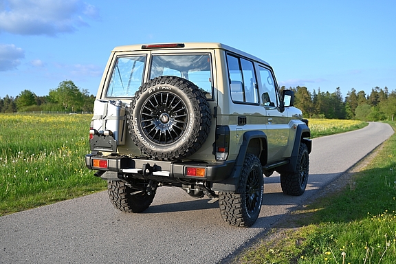 Land Cruiser J71 mit nestle Umbau von Toyota- und Offroad-Nestle in Dornstetten Land Cruiser GRJ71, Ansicht schräg Hinten Rechts