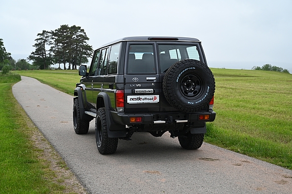 Land Cruise GRJ76 mit nestle Umbau von Toyota- und Offroad-Nestle in Dornstetten Land Cruise GRJ76, Ansicht schräg hinten Links