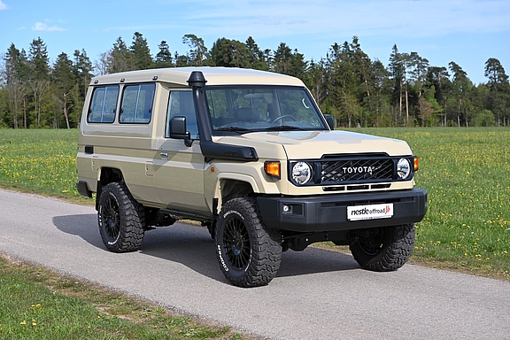 Land Cruiser GRJ78 mit nestle Umbau von Toyota- und Offroad-Nestle in Dornstetten Land Cruiser GRJ78, Ansicht von schräg vorne Links