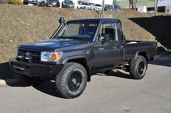 Land Cruiser J79 Single Cab mit nestle-Umbau mit Schnorchel Land Cruiser J79 Single Cab mit nestle-Umbau von Vorne Rechts mit Schnorchel