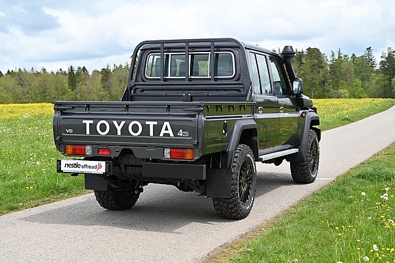 Land Cruiser GRJ79 Double Cab mit Nestle Umbau von Toyota- und Offroad-Nestle in Dornstetten Land Cruiser GRJ79 Double Cab, Ansicht von Hinten Rechts