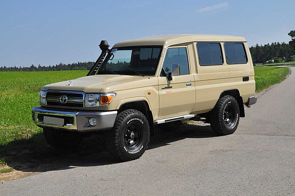 Land Cruiser J78 mit nestle-Umbau - Schnorchel Land Cruiser J78 von Vorne Rechts mit Schnorchel