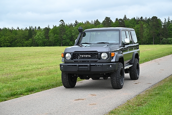 Land Cruiser GRJ76 mit nestle Umbau von Toyota- und Offroad-Nestle in Dornstetten Land Cruiser GRJ76, Ansicht schräg vorne Links