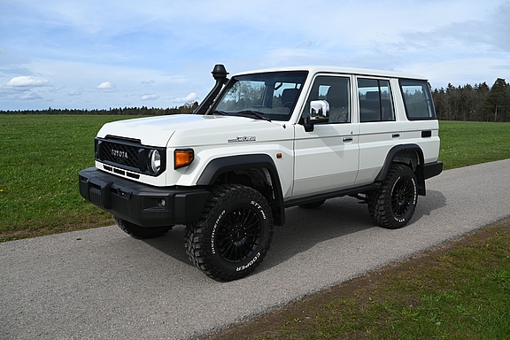 Land Cruiser GRJ76 mit nestle Umbau von Toyota- und Offroad-Nestle in Dornstetten Land Cruiser GRJ76, Ansicht schräg vorne Links