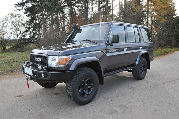 Land Cruiser J76 mit nestle-Umbau - Winde + Schnorchel Land Cruiser J76 mit nestle-Umbau mit Winde + Schnorchel, von Vorne Rechts